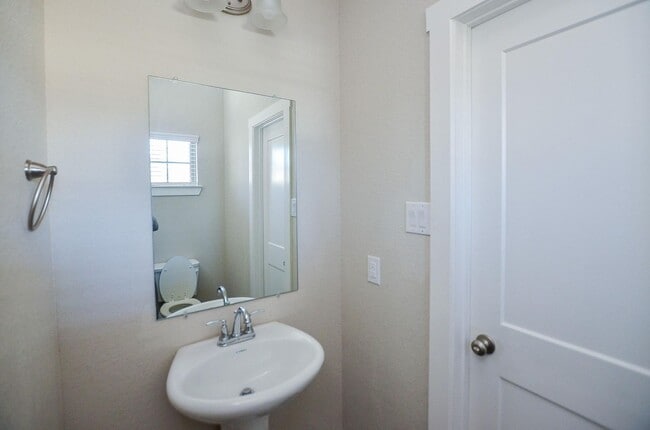 Building Photo - Beautiful 2 story home with 4 bedrooms, 2,...