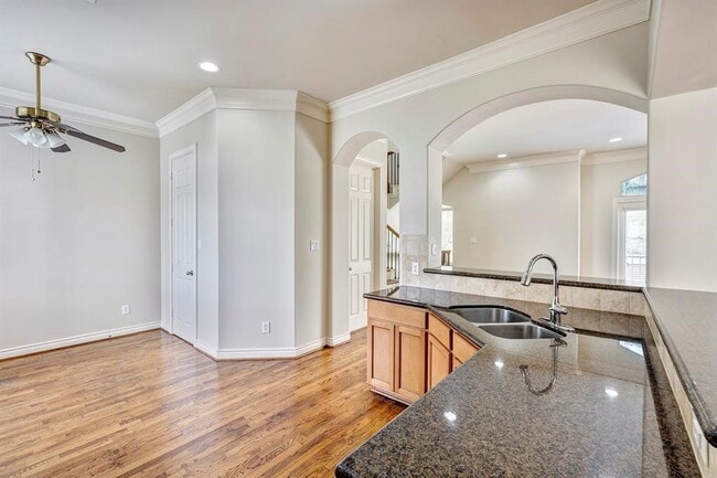 Building Photo - 2514 Maxroy St