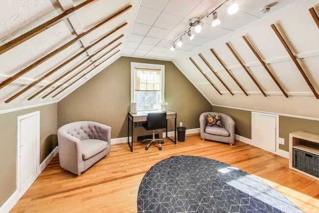 Building Photo - 40 Dunster Ln