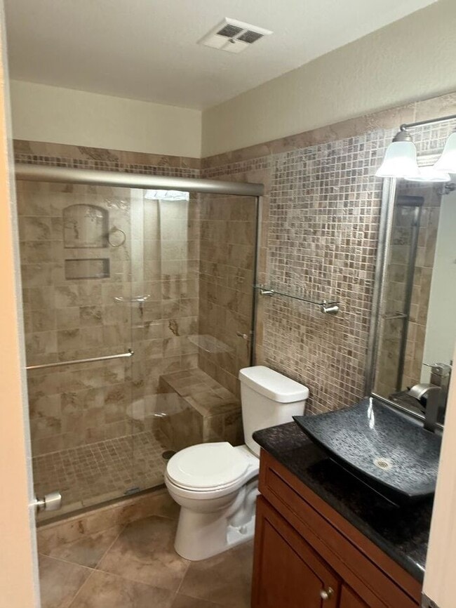 Building Photo - Beautiful Spacious 4-bedroom, 2.5-bathroom...