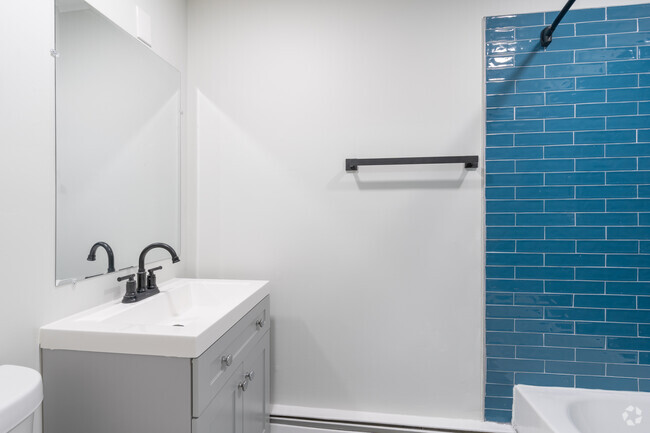 1BR, 1BA - 650SF Bath - Oakwood Manor Apartments