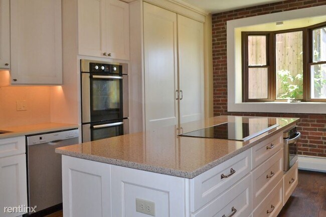 Building Photo - 2 br, 2.5 bath Townhome - 33 Power St