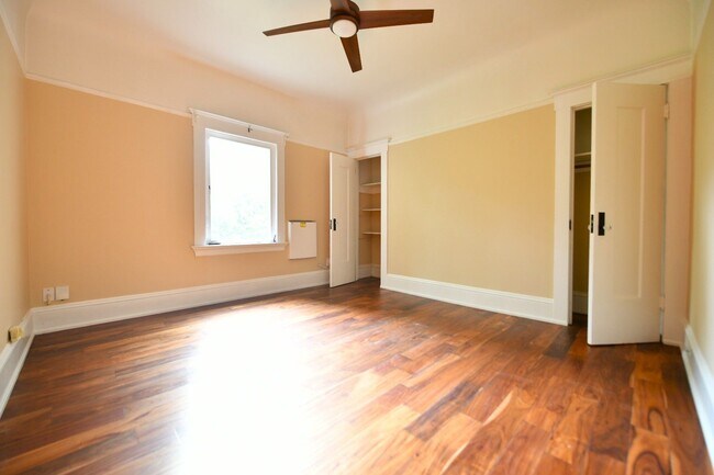 Building Photo - 1p716 - 3055-3061 Adeline Street