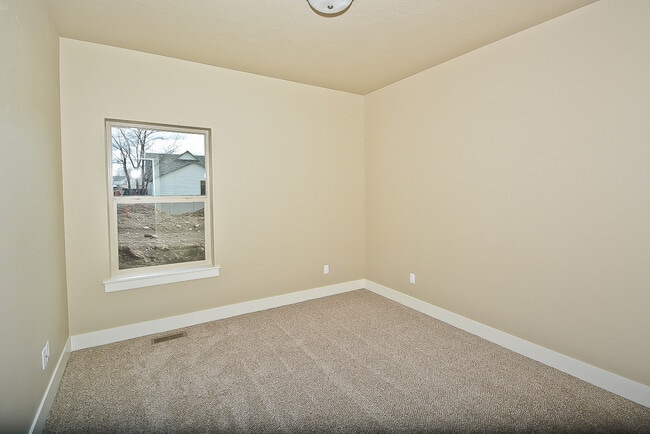 Building Photo - 4 Bedrooms 2.5 Bathrooms in Meridian