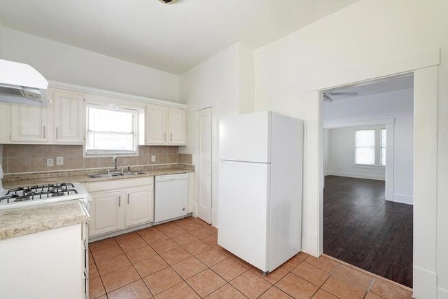 Building Photo - 1205 E 12th St