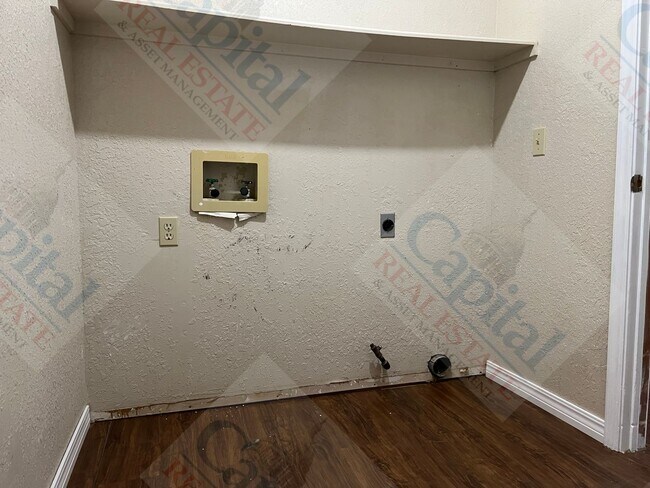 Building Photo - Charming 3 Bedroom