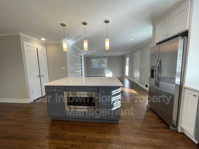 Building Photo - 1525 Sanden Ferry Dr