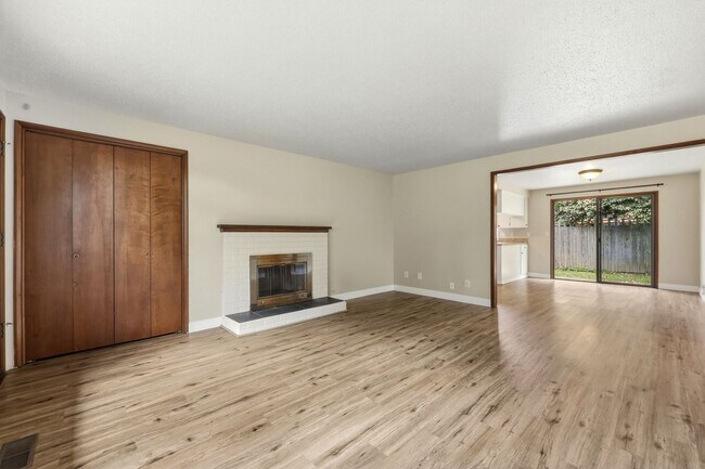 Building Photo - Move in ready NOW! Desirable west side location! 2 bed/ 1.75 bath. Olympia school district.