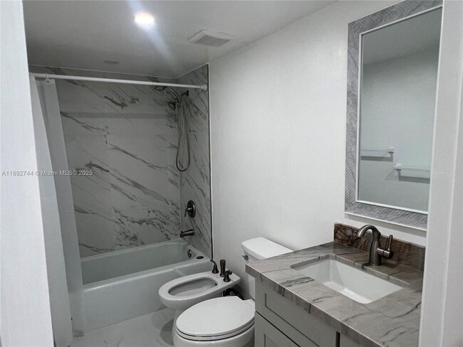 Building Photo - 10756 N Kendall Dr