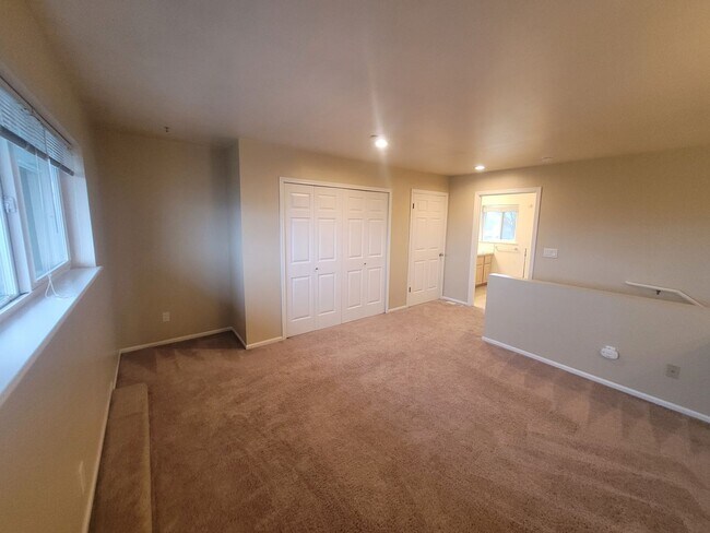 Building Photo - Bayview Townhouse Condo in Blaine with Gar...