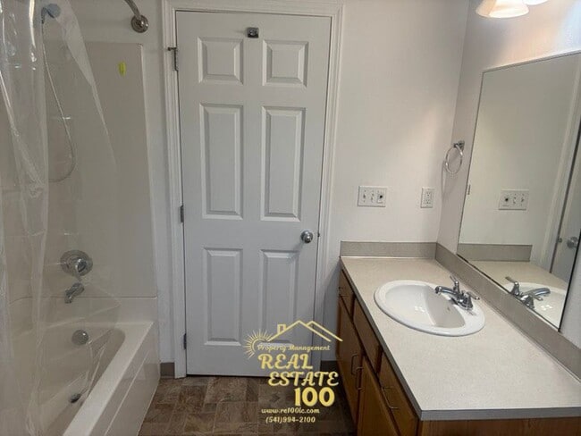 Building Photo - 838 SE Oar Ave