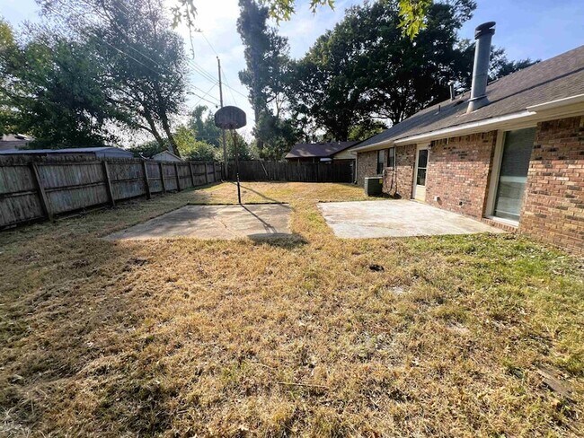 Building Photo - 6313 Cheekwood Ave