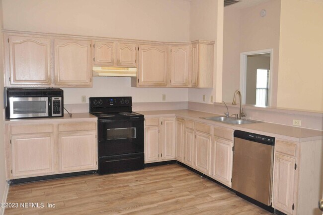 Building Photo - 2043 Capistrano Dr