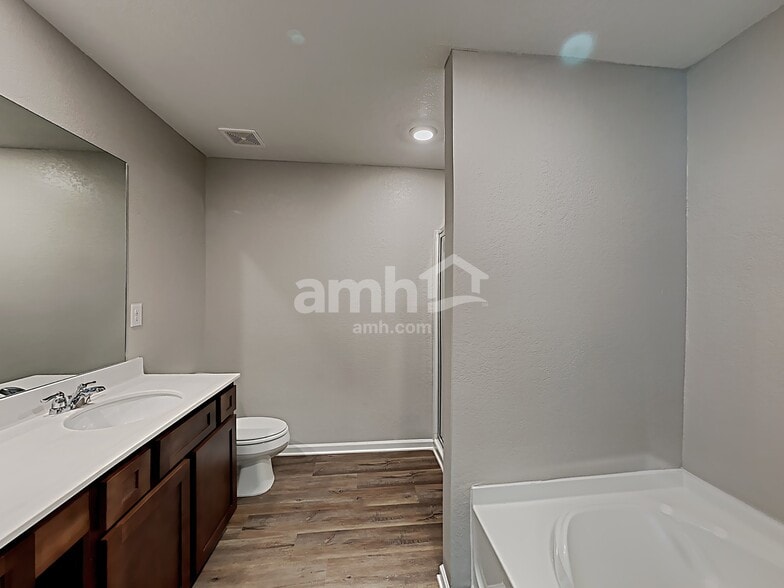 Building Photo - 415 Vermeer Ct