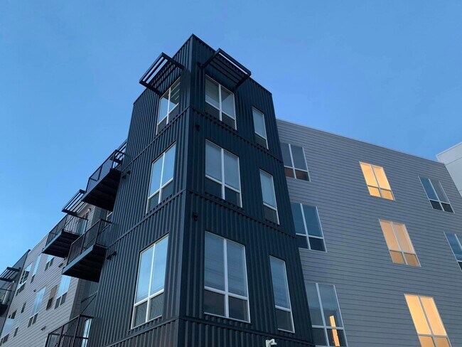 Building Photo - The Hillock
