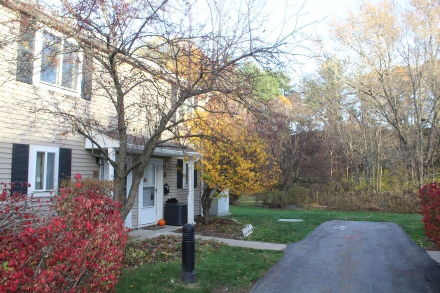 Building Photo - 10 Village Brook Ln