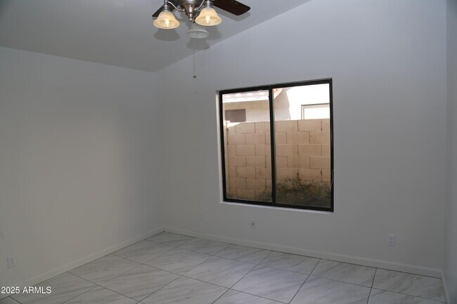Building Photo - 827 W Harbor Dr