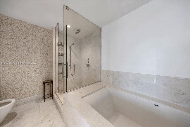 Building Photo - 17121 Collins Ave