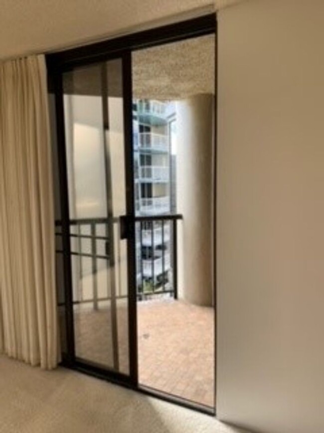 Building Photo - Honolulu Tower - 1 bedroom, 1 bath condo w...