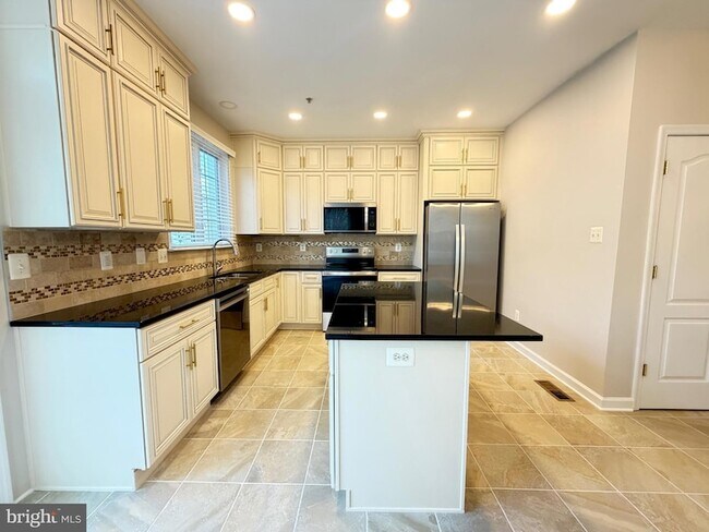 Building Photo - 300 Garden View Square