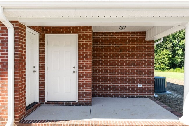 Building Photo - 3 bed 2 bath Ranch Style Duplex