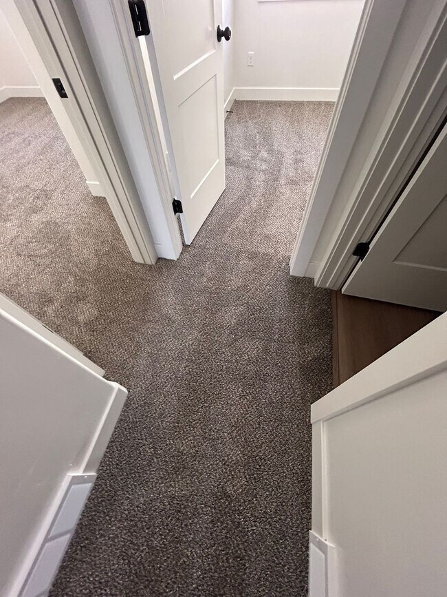 Building Photo - Freshly Updated Townhome with Walk-In Clos...