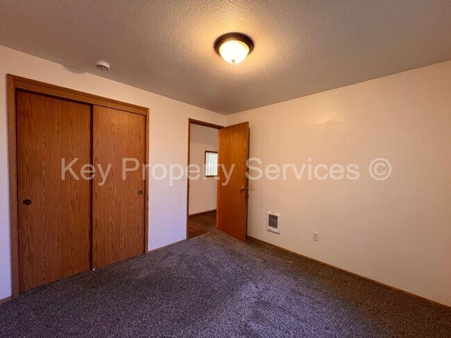 Building Photo - MOVE IN SPECIAL! HALF OFF! Updated Condo in Hazel Dell
