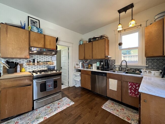 Building Photo - Warm and Welcoming Portland Home with Classic Charm, Modern Kitchen & Outdoor Deck