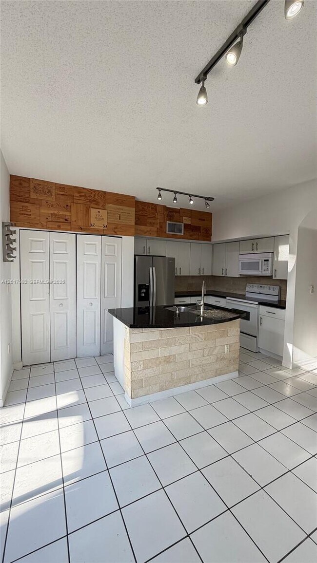 Building Photo - 8735 SW 152nd Ave