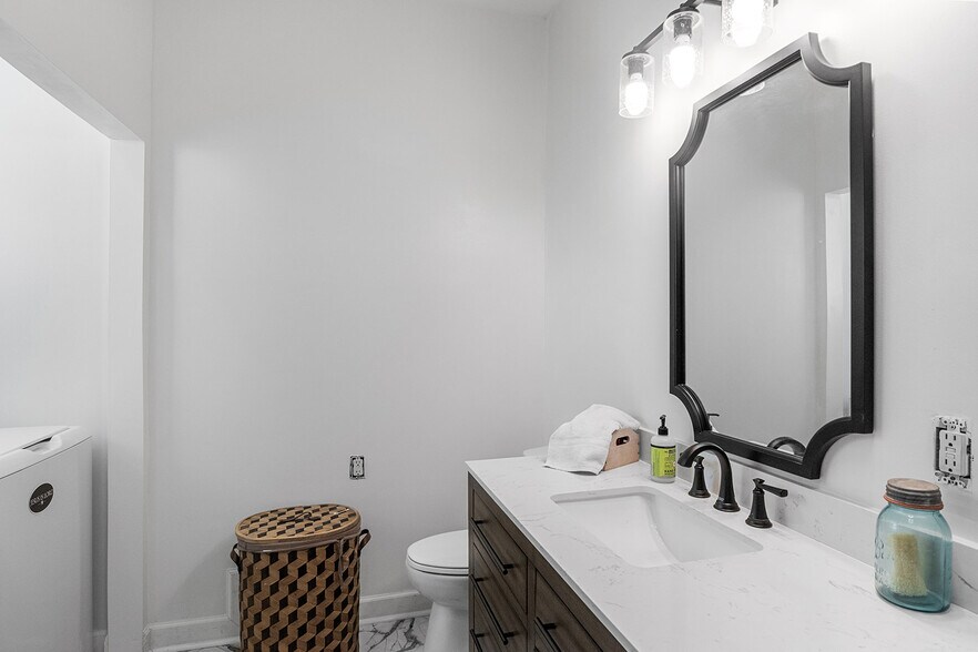 Owner's suite bathroom - 358 Twin Oaks Dr
