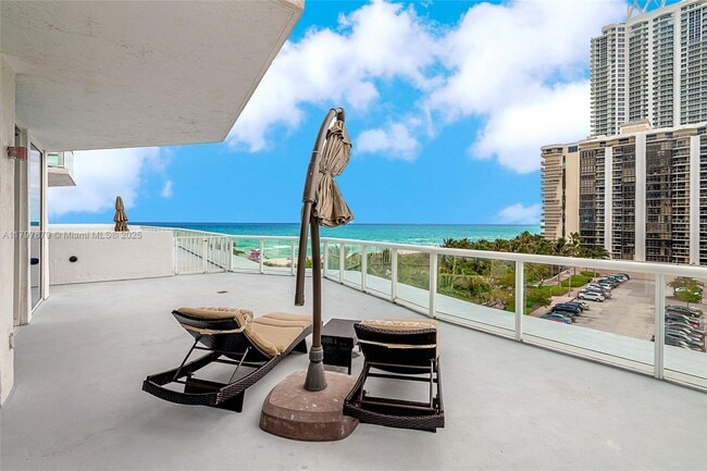 Primary Photo - 6515 Collins Ave