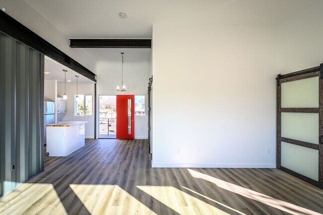 Building Photo - 451 Holcomb Ave