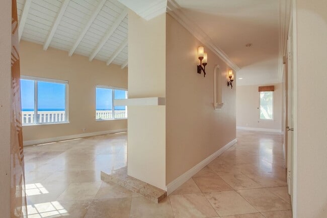 Building Photo - Fantastic ocean views in this spectacular ...