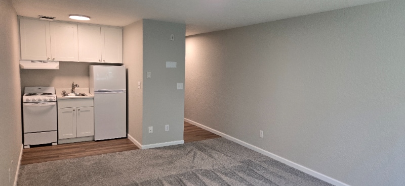 Building Photo - 1625 Kent Des Moines Rd