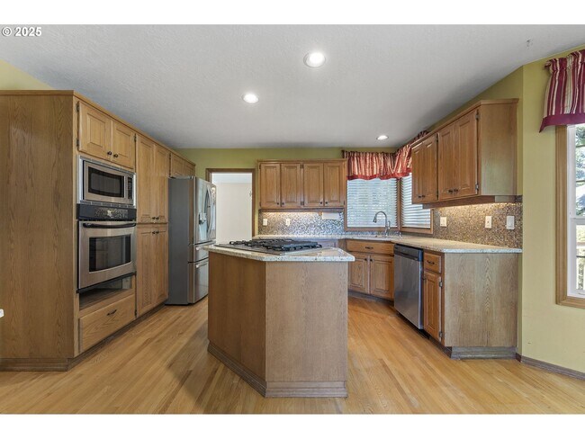 Building Photo - 3-Bedroom Home with Granite Kitchen, Family Room & Private Deck