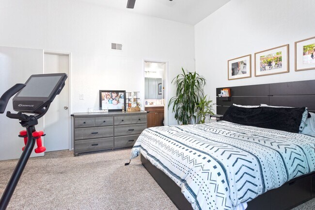 Building Photo - 3 bed 2 bath Townhouse located in South Coast Metro