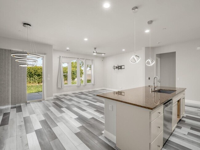 Building Photo - Beautifully Updated 4 Bedroom, 2.5 Bath in North Fresno