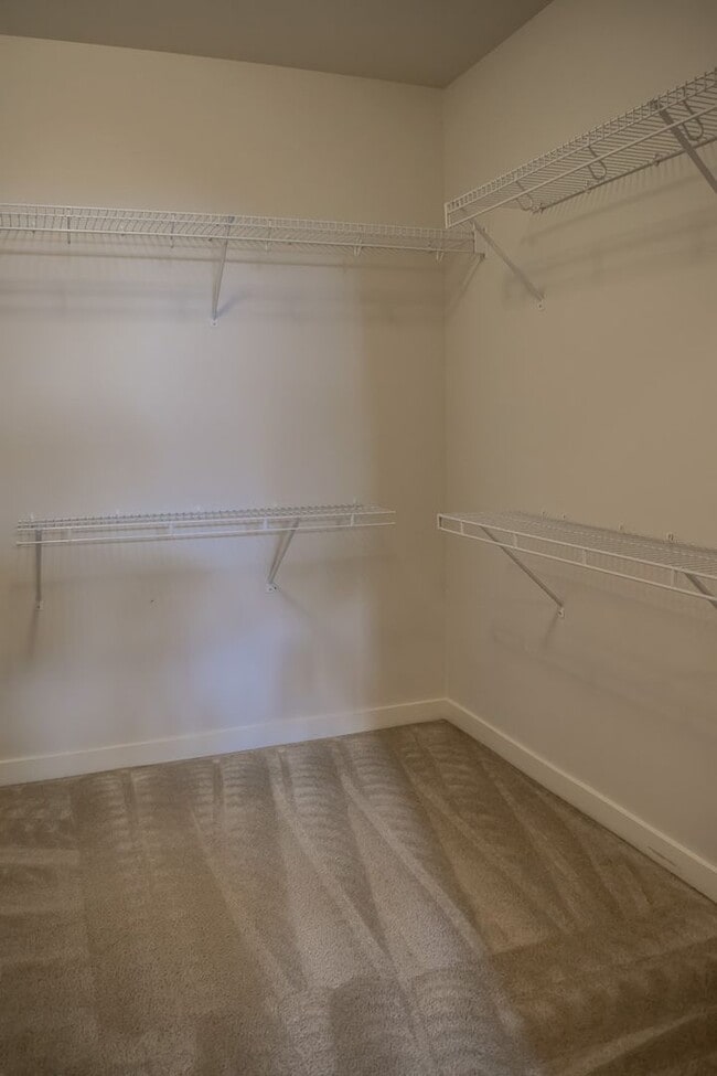 Building Photo - Spacious 1,884 sq ft 3bd 2.5bth home w/ loft & 2 car garage!