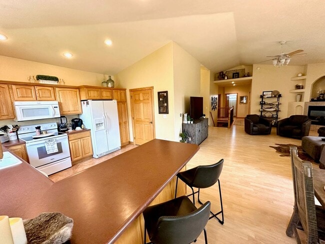 Building Photo - 6 BED | 3 BATH | TRIPLE GARAGE | RED ROCK ESTATES