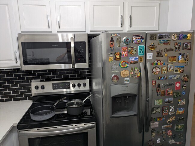 Building Photo - Newly Renovated 1-Bedroom Condo in the Hea...