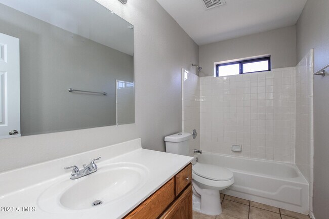 Building Photo - 6520 W Paradise Ln