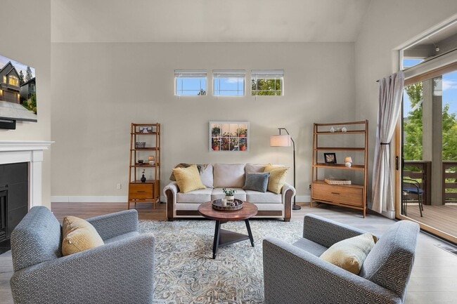 Building Photo - Stunning furnished home located in the des...