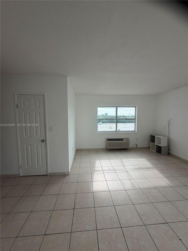 Building Photo - 400 Kings Point Dr