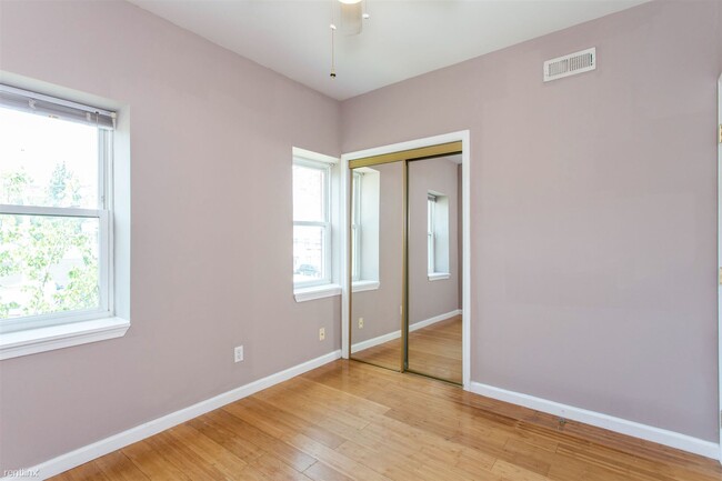 Building Photo - 4 br, 2 bath Triplex - 1745 WILLINGTON ST ...