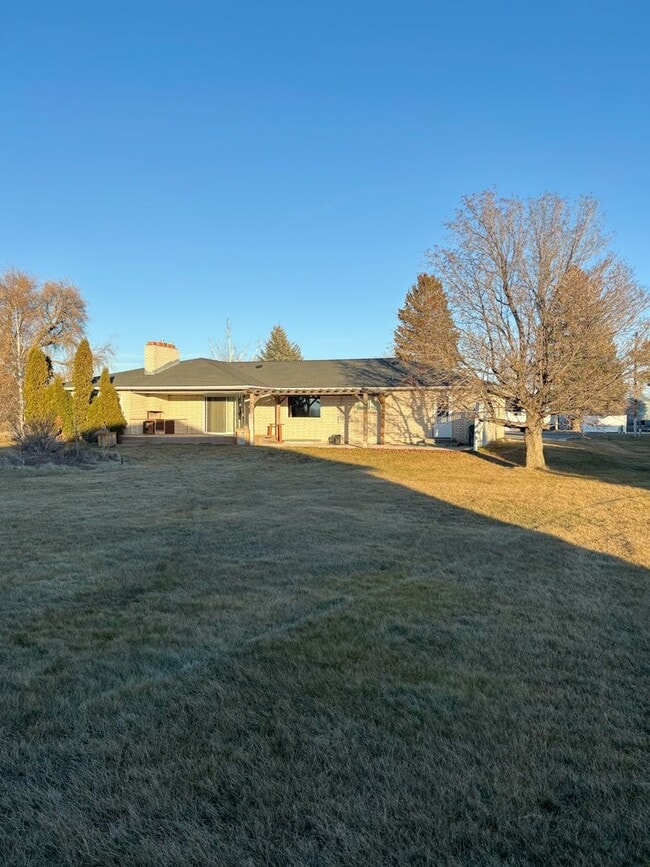 Building Photo - Spacious 6 Bed / 3 Bath Home in Rigby!