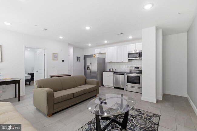 Building Photo - 925 N Broad St