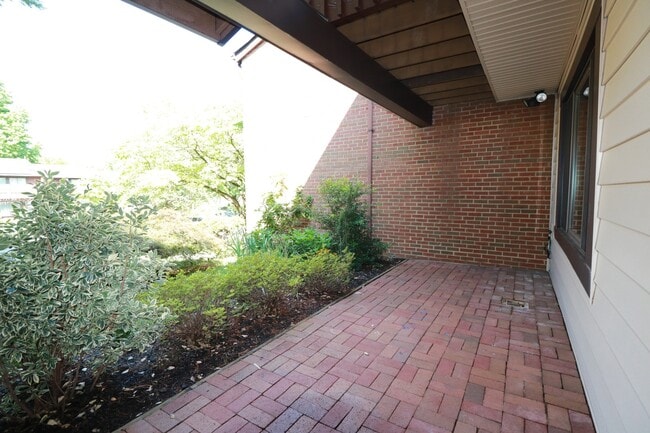 Building Photo - FRESH PAINT AND NEW FLOORING = 3BD + 2.5BA TH