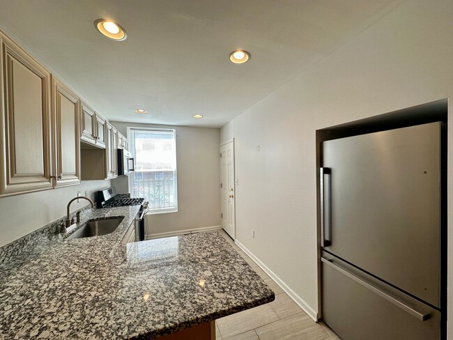 Building Photo - Apartment in Upper Fells Point!