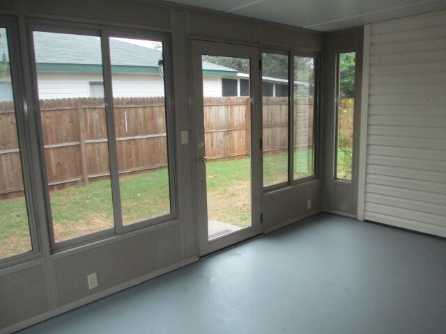 Building Photo - 1127 Hidden Cove Cir S