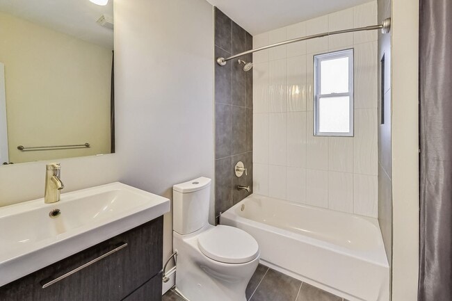Building Photo - Beautiful TH - 4 bedroom + 3.5 BA - 7 mo -...
